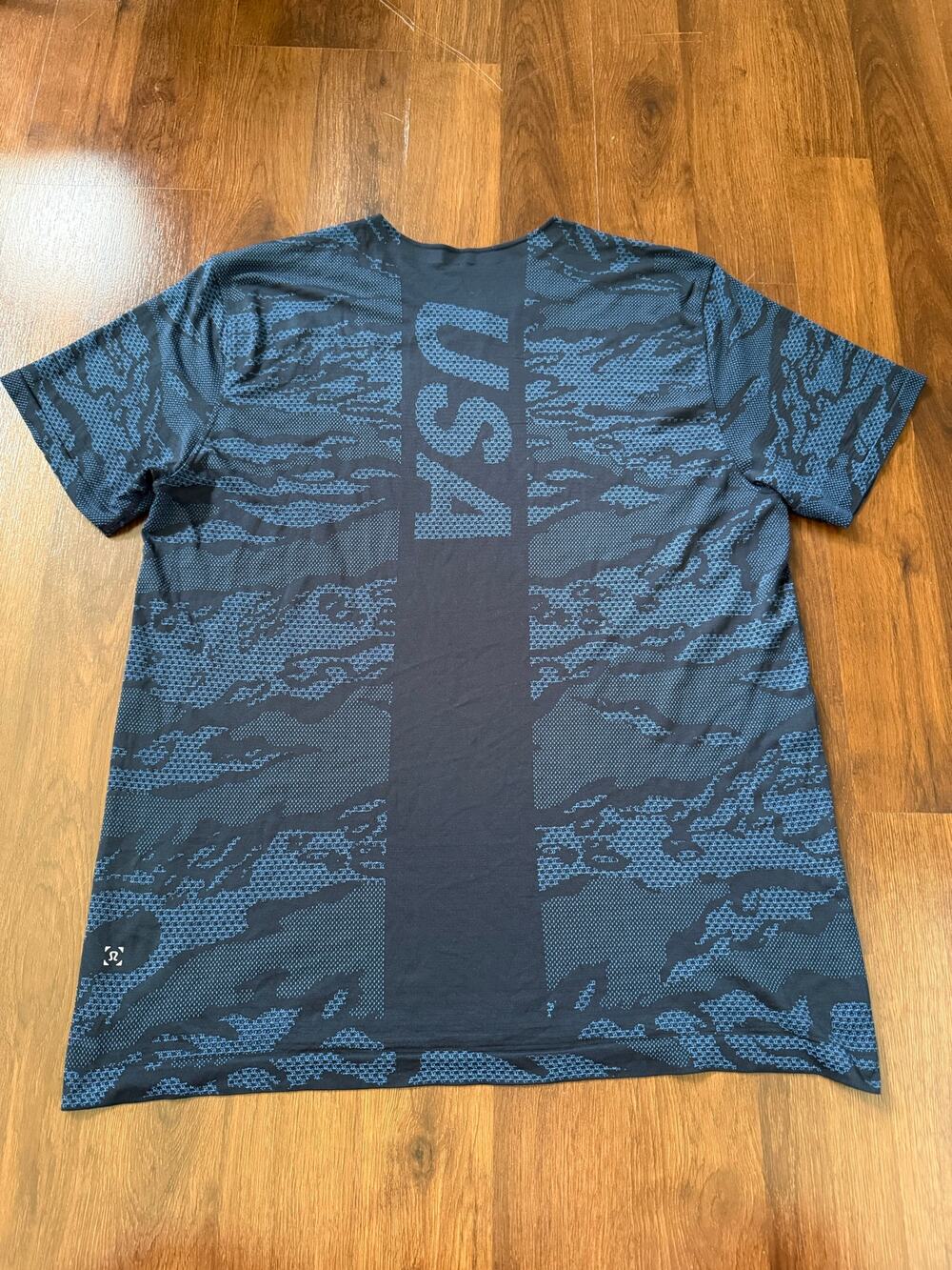 Lululemon Metal Vent Breathe Short Sleeve Top USA Blue Camo Sz XXL Active